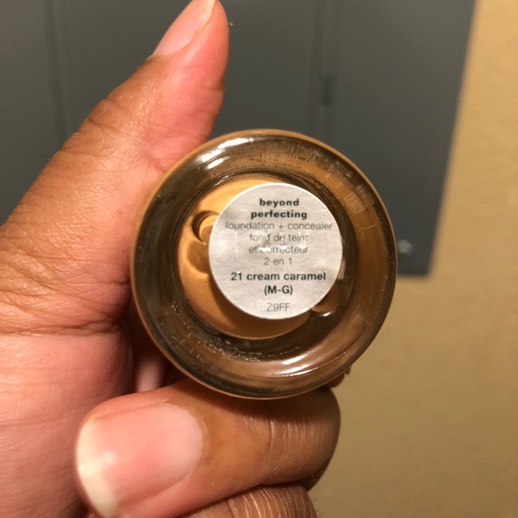 Clinique (Beyond perfecting) foundation - Picture 2 of 3